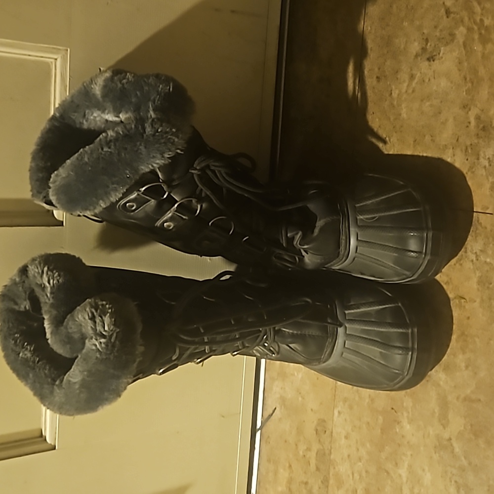 Women's size 10 snow boots